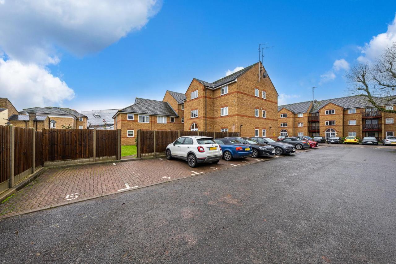 Luxury 2 Bed Apartment Stansted Airport Bishops Stortford ビショップス・ストートフォード エクステリア 写真